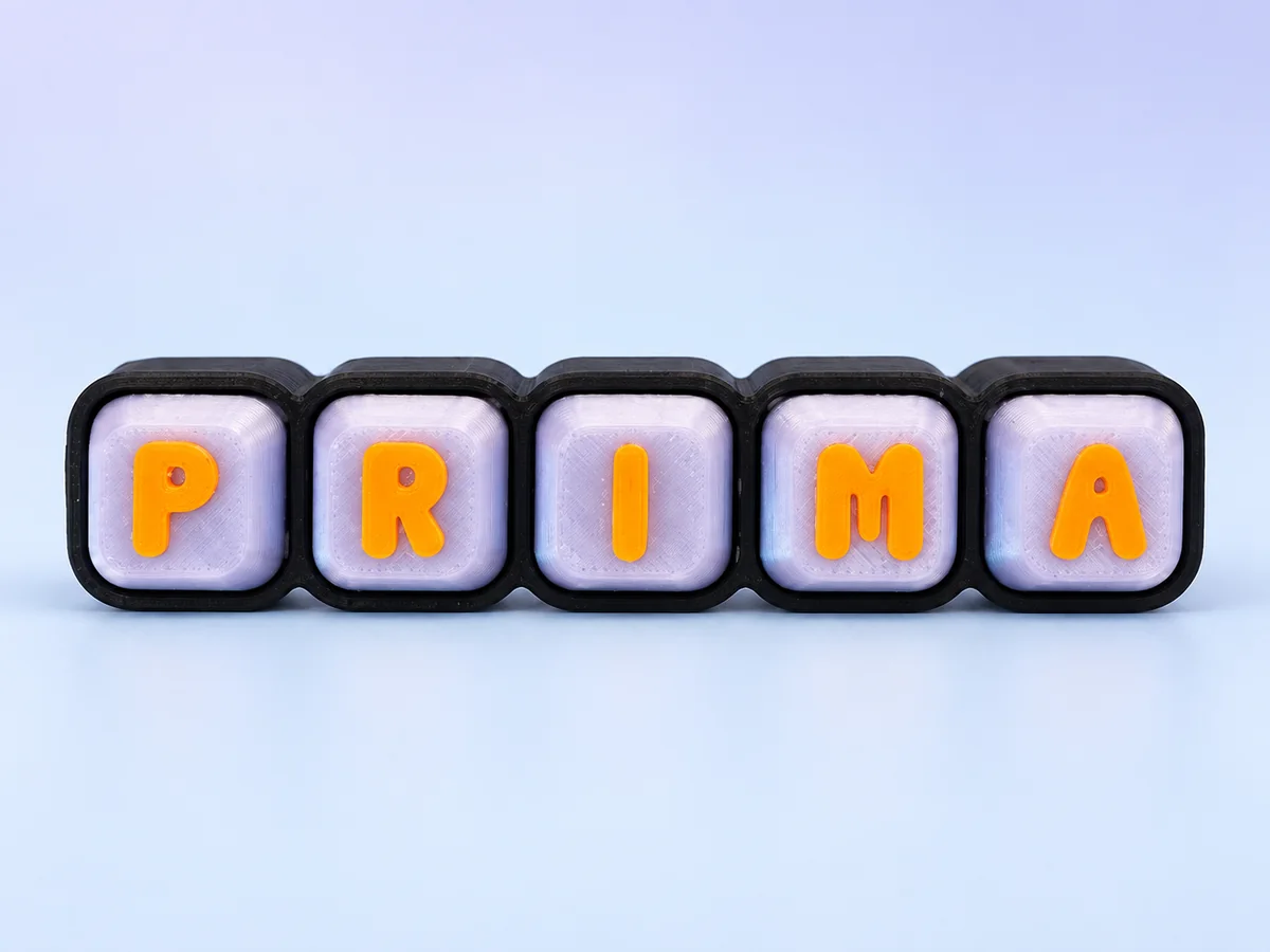 淡藍色背景上的 PRIMA 字母解壓按鍵;AI 修飾產品展示圖。